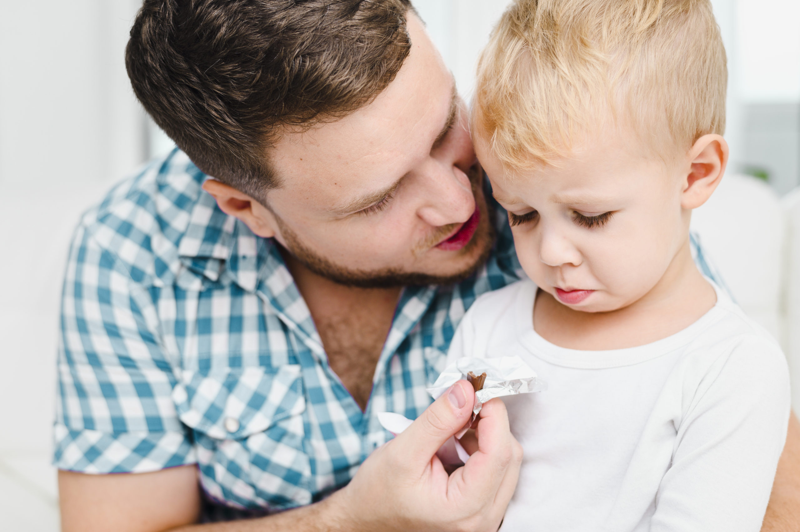 Jeune home parlant avec un enfant  triste