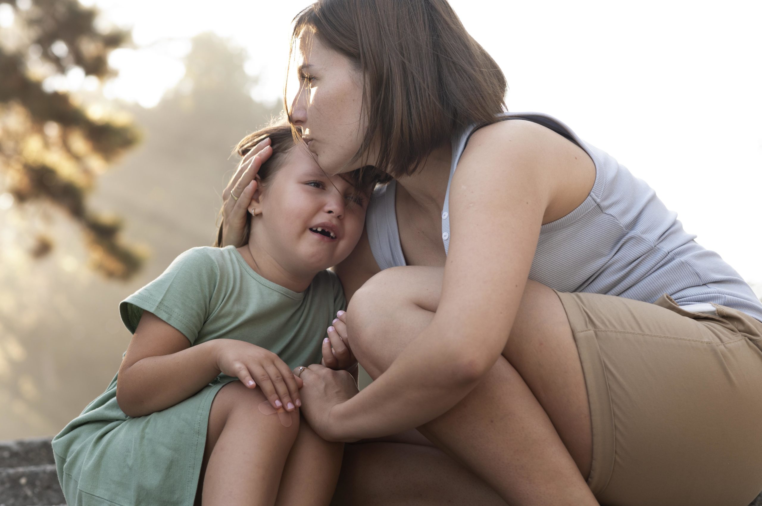 Emotion - Enfant triste consolé par sa maman